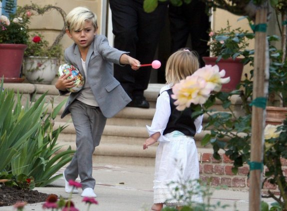 Пасхальная прогулка Гвен Стеффани с сыновьями (фото)