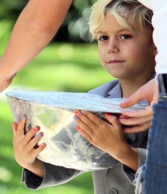 Пасхальная прогулка Гвен Стеффани с сыновьями (фото)