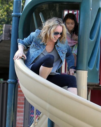 Шэрон Стоун катается с горки вместе с детьми (фото) 