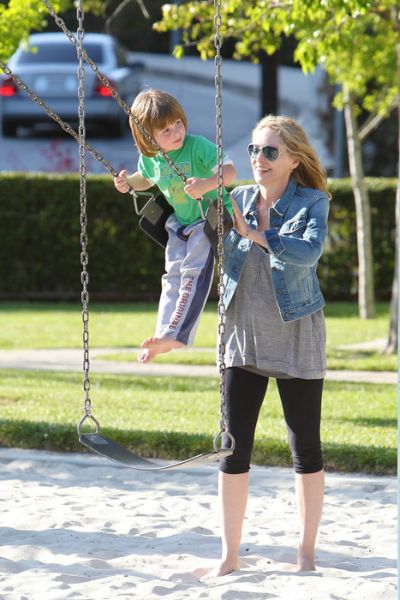 Шэрон Стоун катается с горки вместе с детьми (фото) 