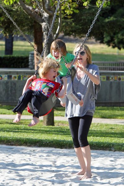 Шэрон Стоун катается с горки вместе с детьми (фото) 