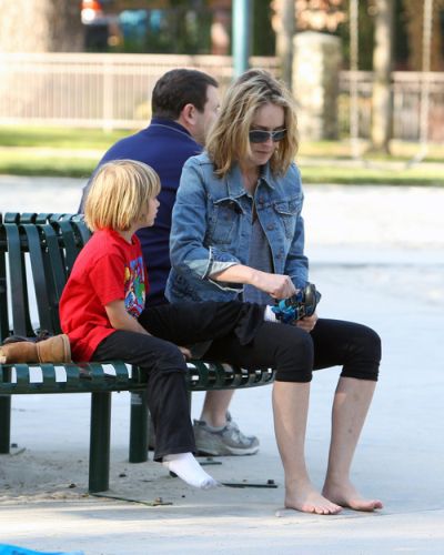 Шэрон Стоун катается с горки вместе с детьми (фото) 