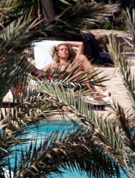 Хайди Клум оголила грудь на глазах у всего пляжа