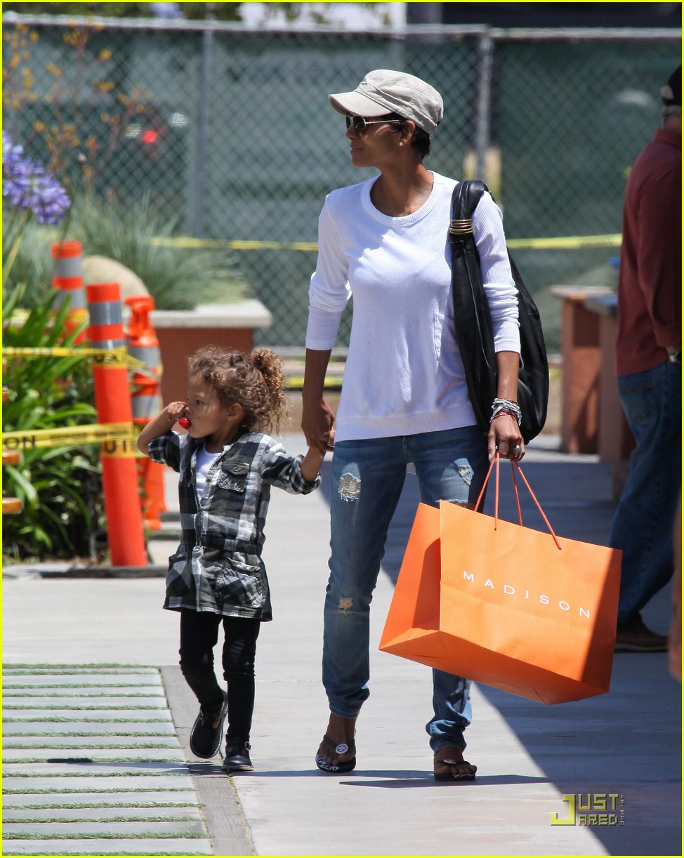 Холли Берри на прогулке с дочерью в Малибу! 