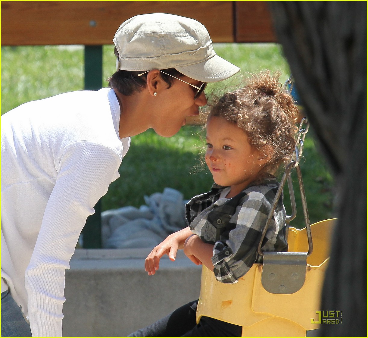 Холли Берри на прогулке с дочерью в Малибу!