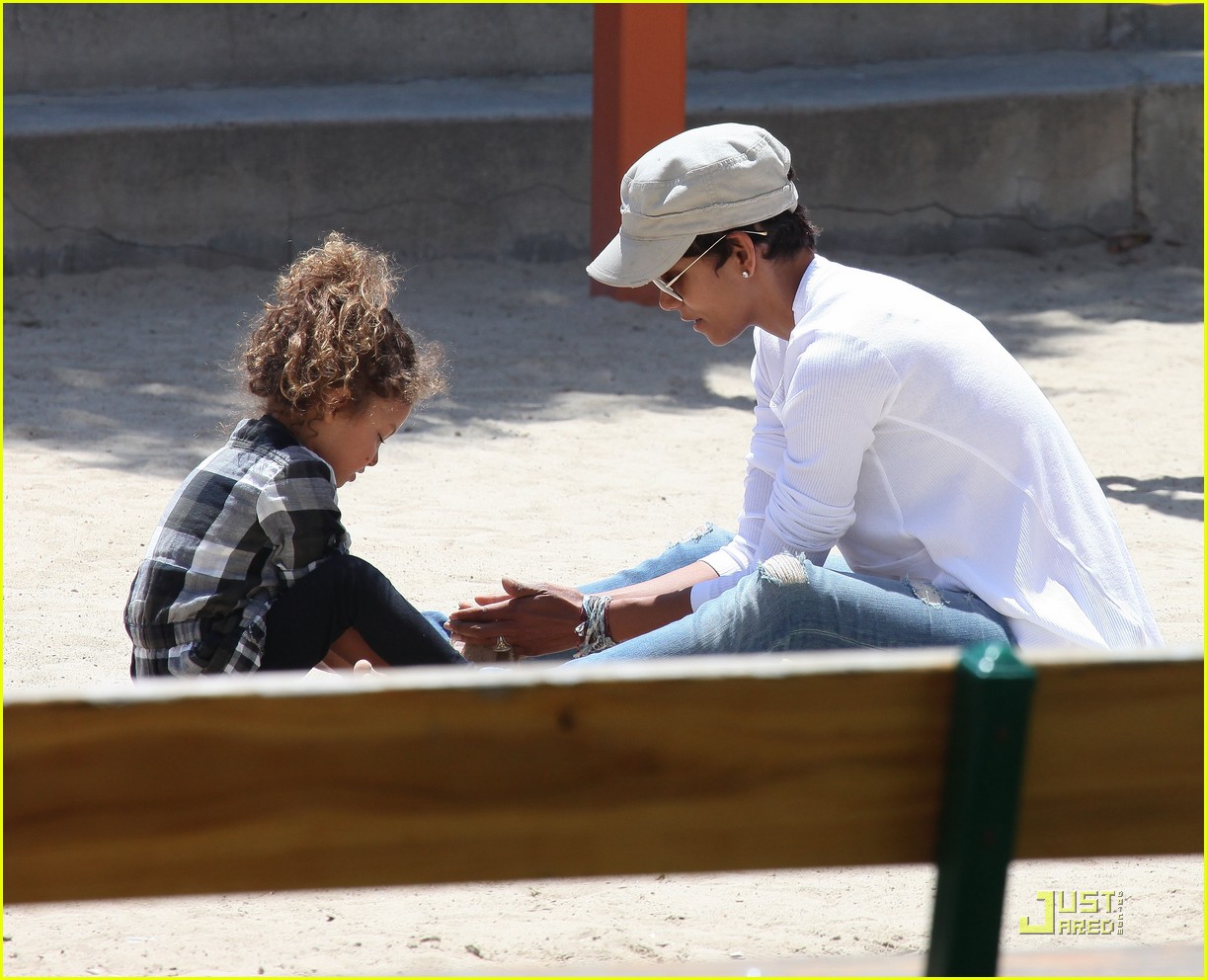 Холли Берри на прогулке с дочерью в Малибу!