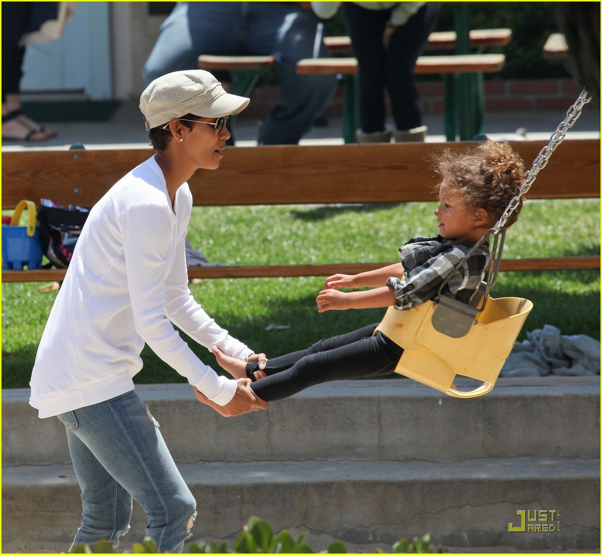 Холли Берри на прогулке с дочерью в Малибу!