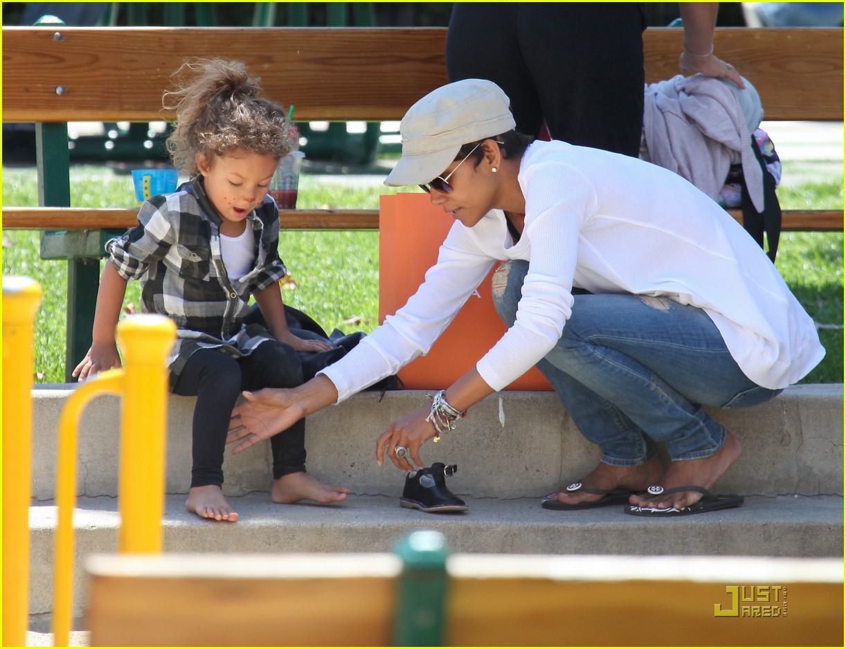 Холли Берри на прогулке с дочерью в Малибу!