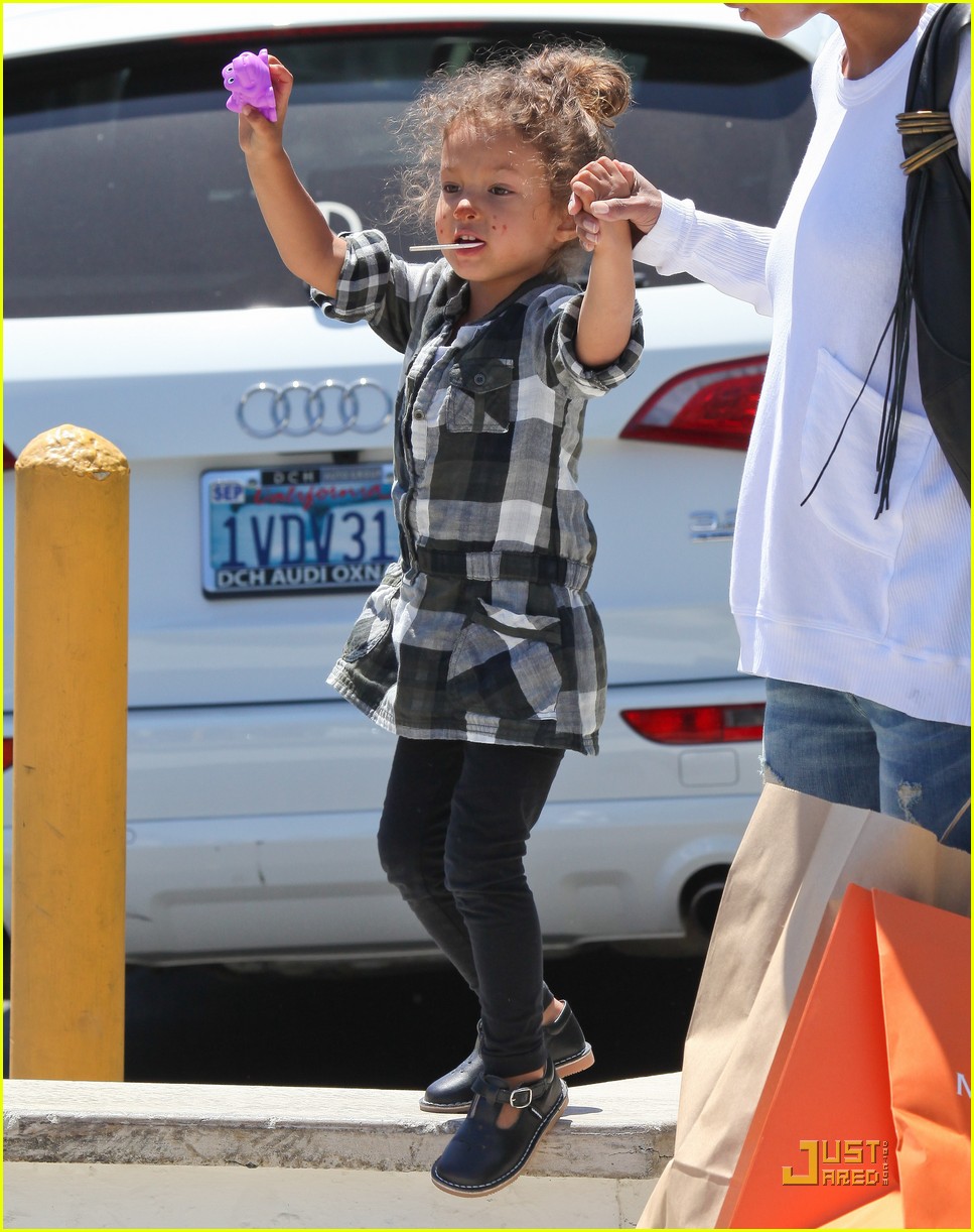 Холли Берри на прогулке с дочерью в Малибу!