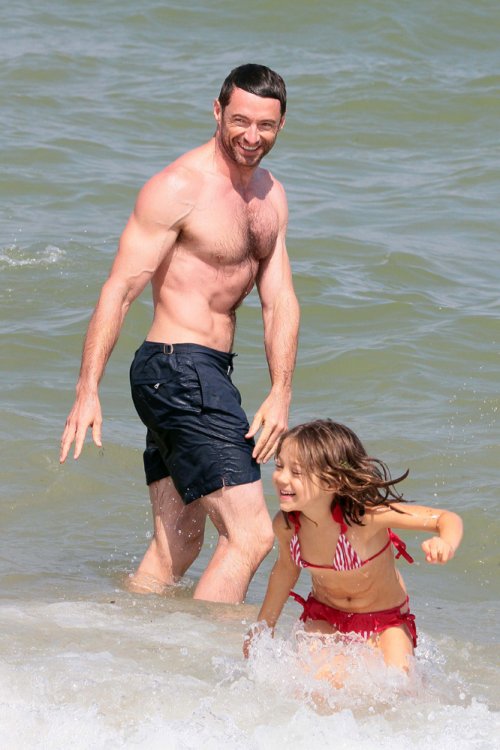 «Росомаха» Хью Джекман с дочерью на пляже