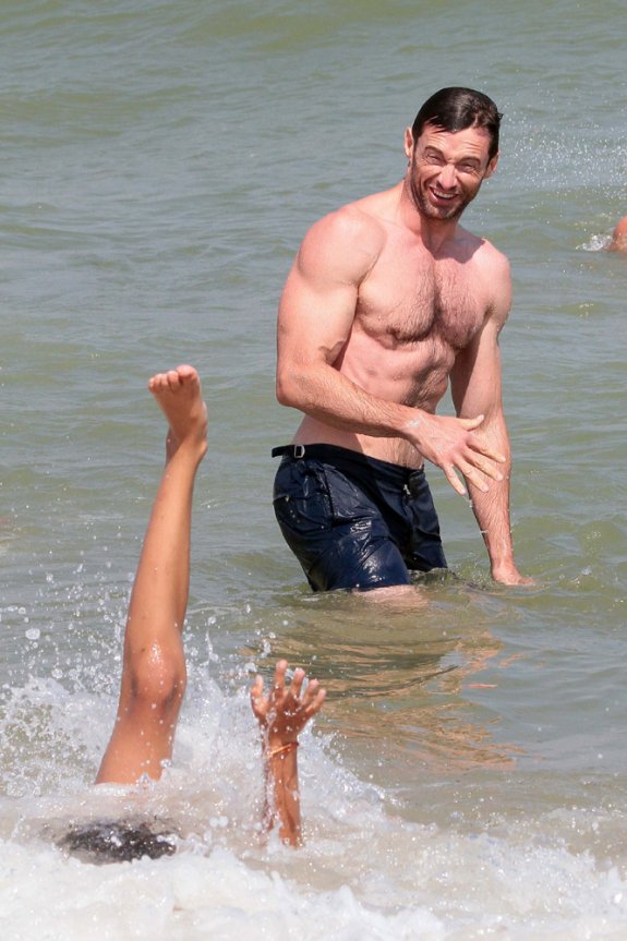 «Росомаха» Хью Джекман с дочерью на пляже