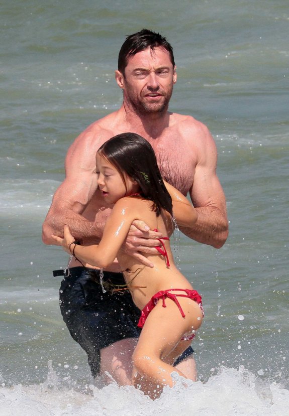 «Росомаха» Хью Джекман с дочерью на пляже