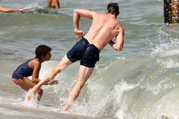 «Росомаха» Хью Джекман с дочерью на пляже