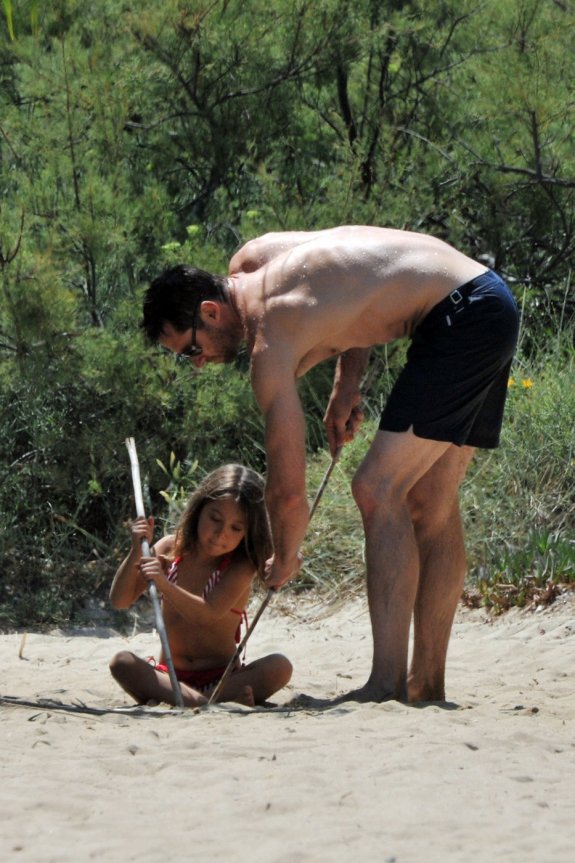 «Росомаха» Хью Джекман с дочерью на пляже