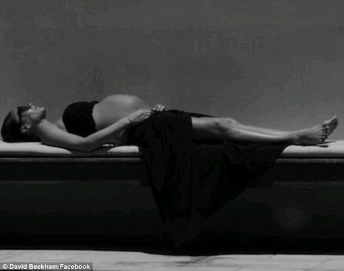 Виктория Бэкхем все-таки показала беременный животик «а-ля натюрель»!