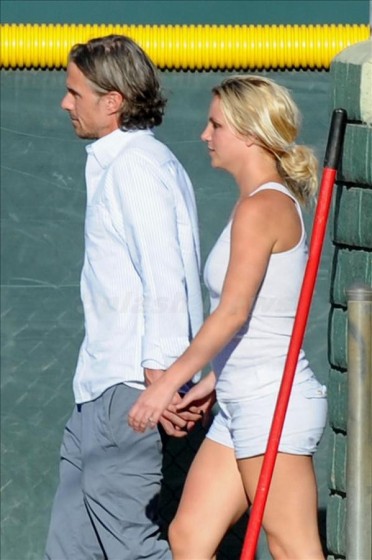 Что это за кольцо на безымянном пальце Бритни Спирс? (фото)