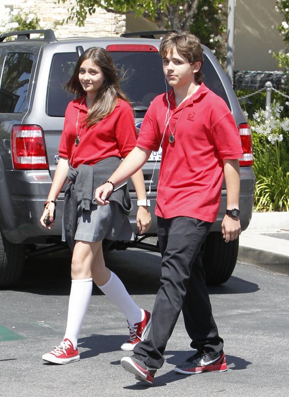 Дети Майкла Джексона привлекают внимание папарацци забавными гримасами