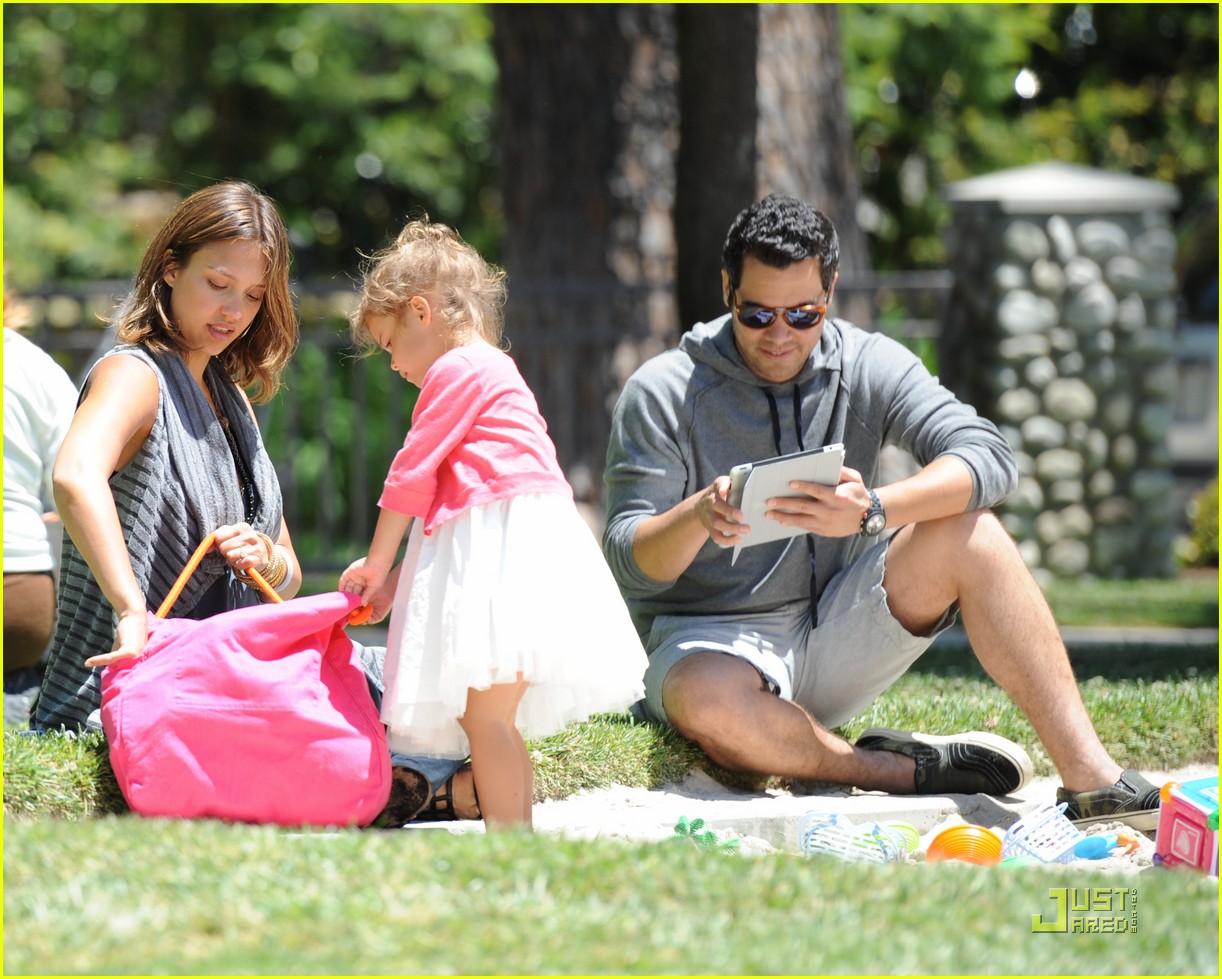 Джессика Альба с семьей на пикнике!