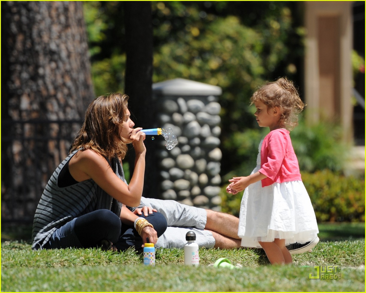 Джессика Альба с семьей на пикнике!