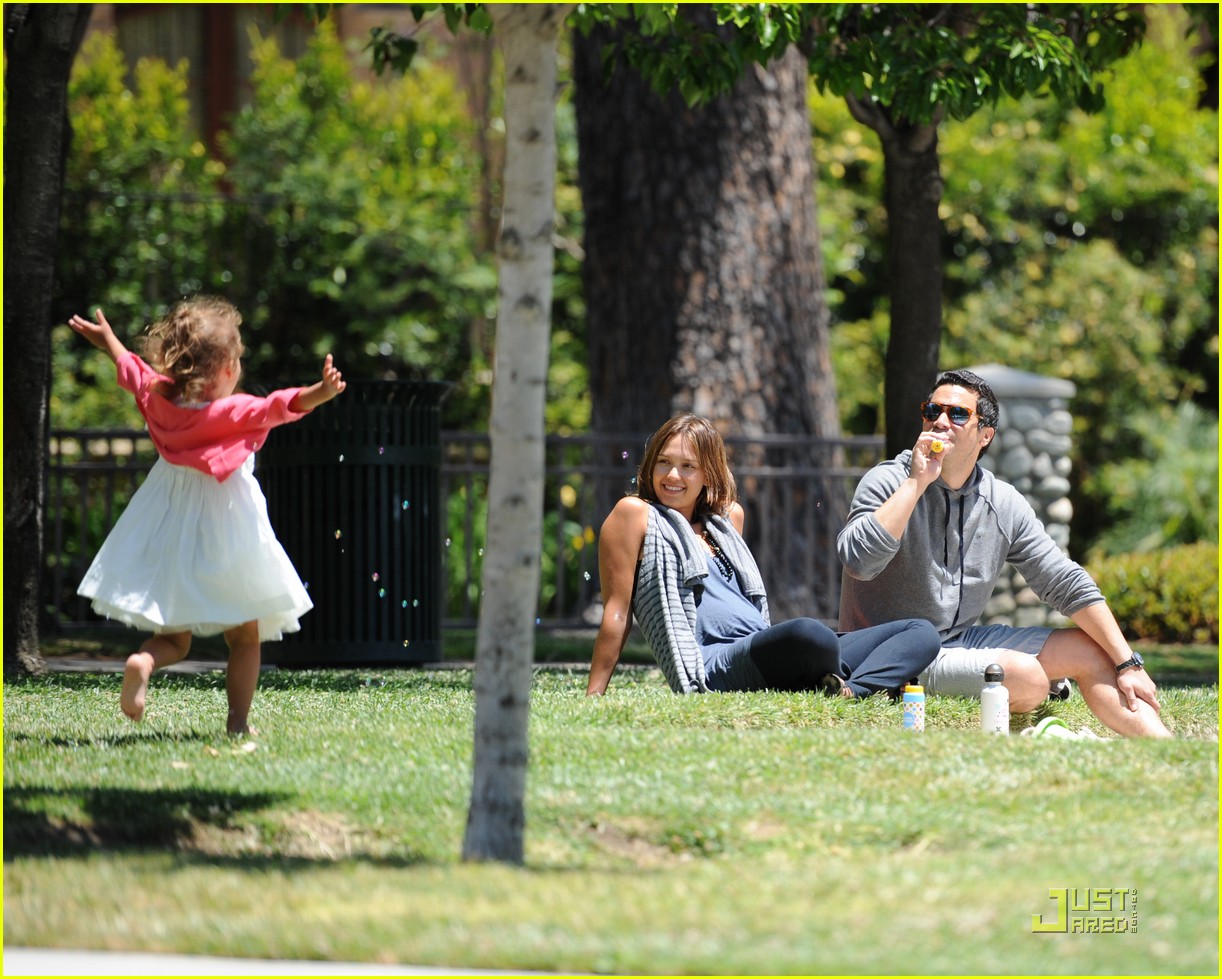 Джессика Альба с семьей на пикнике!