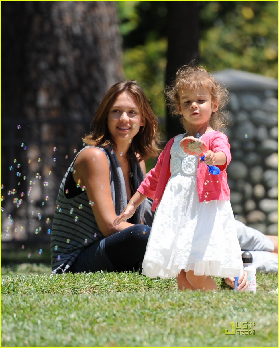 Джессика Альба с семьей на пикнике!