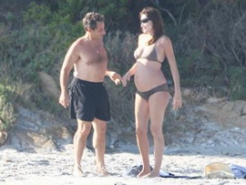 Супруга французского президента Карла Бруни: беременный животик на пляже 