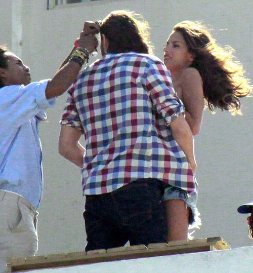 Эштон Катчер щупает за попу Алессандру Амбросио!