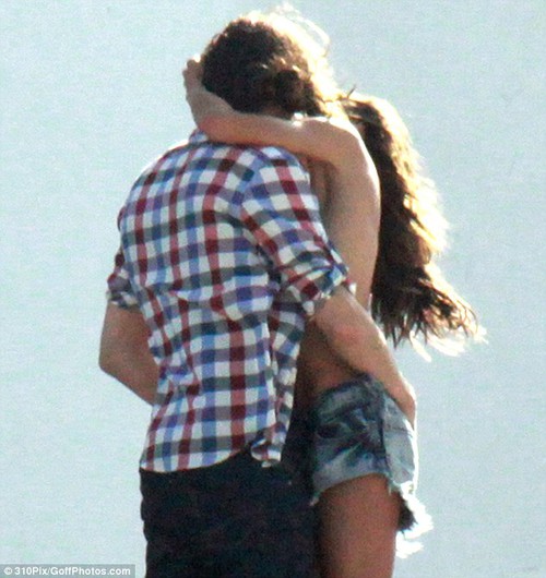 Эштон Катчер щупает за попу Алессандру Амбросио!