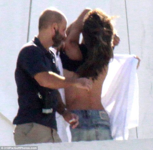 Эштон Катчер щупает за попу Алессандру Амбросио!