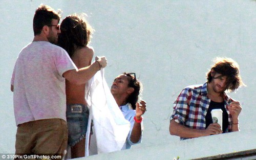 Эштон Катчер щупает за попу Алессандру Амбросио!