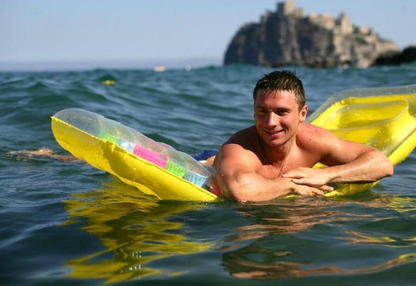Сергей Лазрев показал итальянцам обнаженный торс….