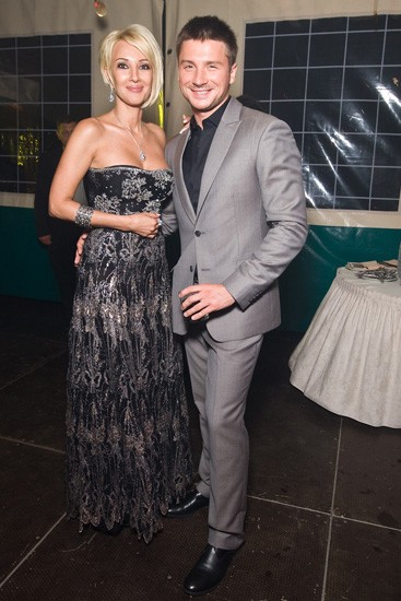 Быть может, совсем скоро одной семенной парой на ниве отечественного шоу-бизнеса станет больше… Сережа Лазарев и Лера Кудрявцева объявили о помолвке! Отношения звездой пары длятся с 2009 года, немудрено, что ребята начали задумываться о свадьбе. Сереже не раз делал предложение руки и сердца Лере, однако Кудрявцева предлагала повременить с фатой и белым платьем. Очередное заявление о помолвке прозвучало на Дне рождения Сережи. Вечеринка случилась скромная, почти домашняя – посторонних не было, сплошь друзья и родственники. В ответном тосте Лазарев приобнял возлюбленную и объявил о помолвке, правда, дату свадьбы не назвал, лишь скрепил обещание жениться сладким поцелуем. Лера спорить с мужчиной не стала, улыбнулась в ответ и потупила взор… Романтика! Смущает факт, что подобных заявлений о скорой свадьбе было, чуть ли не с десяток, с другой стороны «стабильность – признак мастерства», а значит, когда-нибудь ребята все же поженятся. В ближайшие месяцы Сергей будет колесить по Дальнему Востоку в рамках гастрольного тура, а после, быть может, и распишется с Лерой на радость поклонникам. 