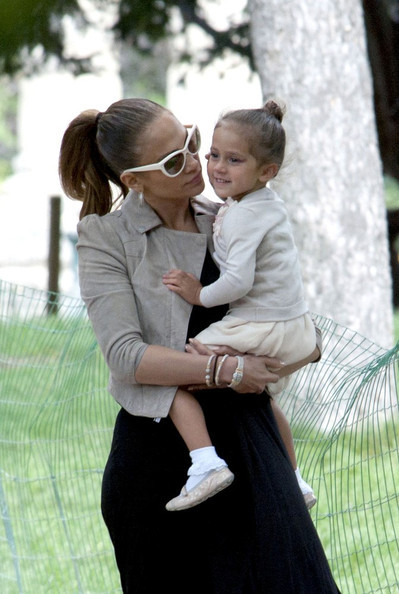 Дженнифер Лопес с детьми в Париже