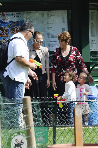 Дженнифер Лопес с детьми в Париже
