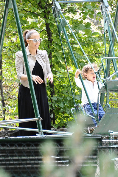 Дженнифер Лопес с детьми в Париже