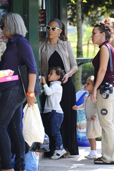 Дженнифер Лопес с детьми в Париже