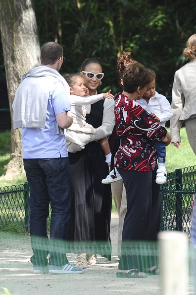 Дженнифер Лопес с детьми в Париже