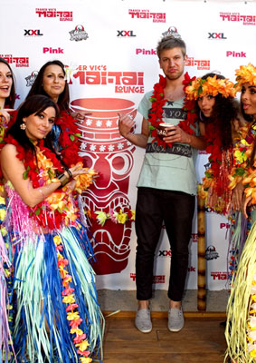 Звезды приготовили рекордно большой коктейль Май Тай