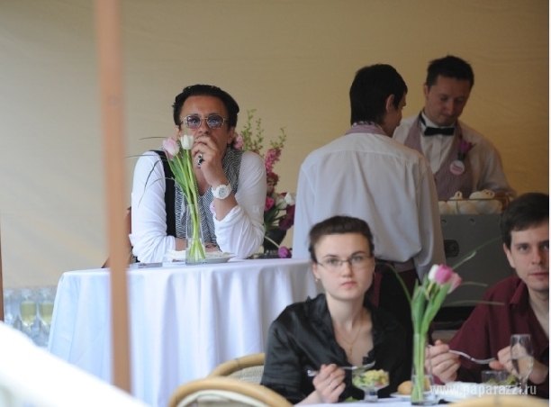 Олег Меньшиков - стильный мальчишка в красных туфельках!