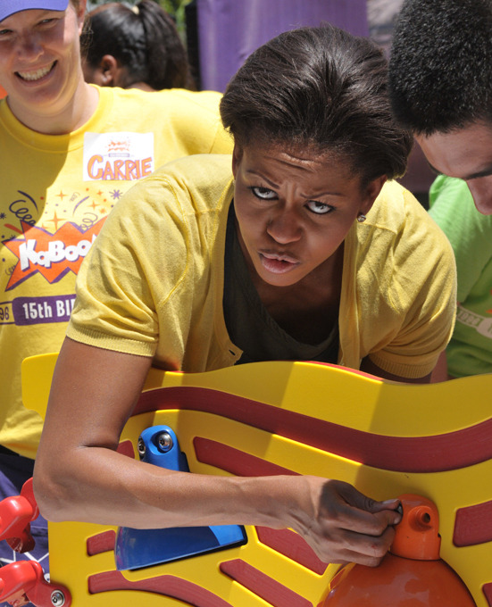 Что за дикость? Мишель Обама с лопатой в руках!