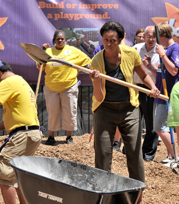 Что за дикость? Мишель Обама с лопатой в руках!