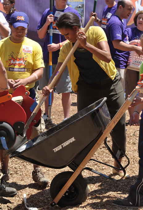 Что за дикость? Мишель Обама с лопатой в руках!