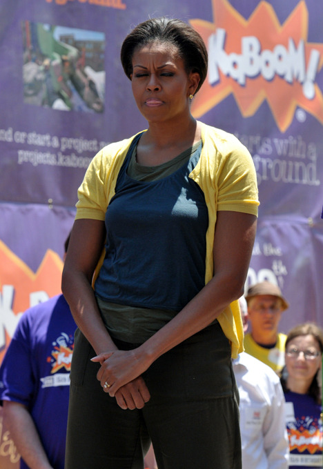 Что за дикость? Мишель Обама с лопатой в руках!