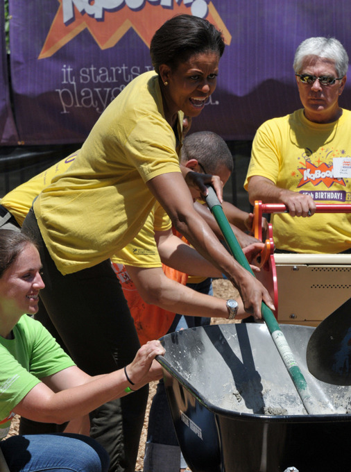 Что за дикость? Мишель Обама с лопатой в руках!