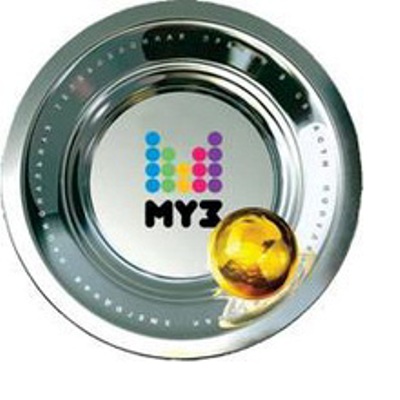 Премия МУЗ-ТВ 2011 года запомнится зрителям не только яркими хэдлайнерами, но и сочными скандалами. Наши звезды постарались! Главным героем большей части скандалов стала Ксения Собчак, никто иного и не ожидал. Началось все с Сергея Зверева, мужчина выступил в духе «а я знаю, почему Ксюша такая злая!». Дурной характер Ксении Сергей связал с сексуальной неудовлетворенностью светской львицы. Не успела Ксюша ответить на едкое замечание, как получила новый «удар под дых» - Сергей предложил восполнить неудовлетворенность и заняться с ним безудержным сексом. Собчак усомнилась в способностях Зверева – «а сможешь ли с женщиной, парниша?». Зверев уверил, что сможет, да еще как! На этом инцидент был исчерпан. Ксения не «потеряла лицо», да и Сергей попиарился вдоволь. Зато Анфисе Чеховой удалось застать Собчак врасплох. Чехова заметила, что ни разу не целовалась с женщиной и хотела бы восполнить этот пробел. Партнершей, по задумке Анфисы, должна была стать Ксения. Однако «львица» на уговоры не поддалась. «Публика еще не отошла от нашего жаркого поцелуя с Тиной Канделаки», - отшутилась Собчак. Такой шанс упустила, без сомнения, близость с Анфисой Чеховой стала бы сенсацией века! Кроме Собчак, на церемонии успели набедокурить певица Земфира, но это уже совсем другая история, заслуживающая отдельной новости! 