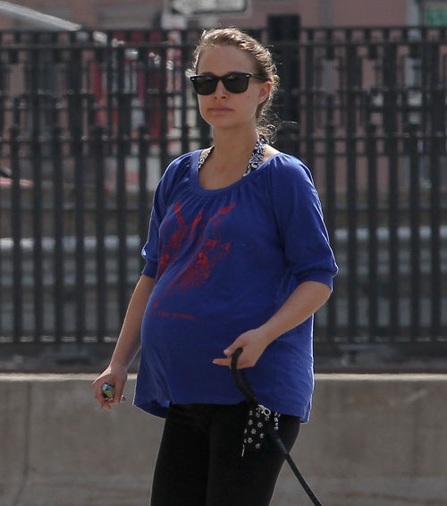 Натали Портман: беременный животик на прогулке (фото)