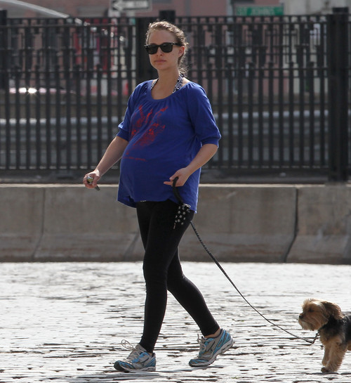 Натали Портман: беременный животик на прогулке (фото)