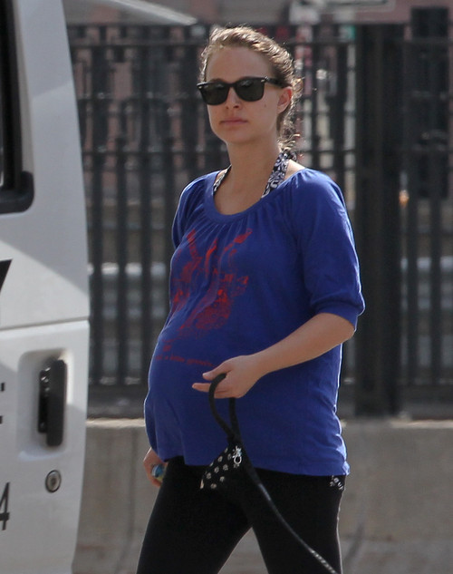 Натали Портман: беременный животик на прогулке (фото)