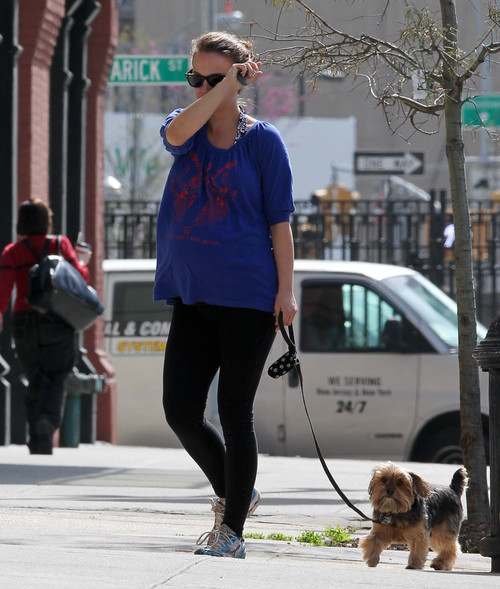 Натали Портман: беременный животик на прогулке (фото)