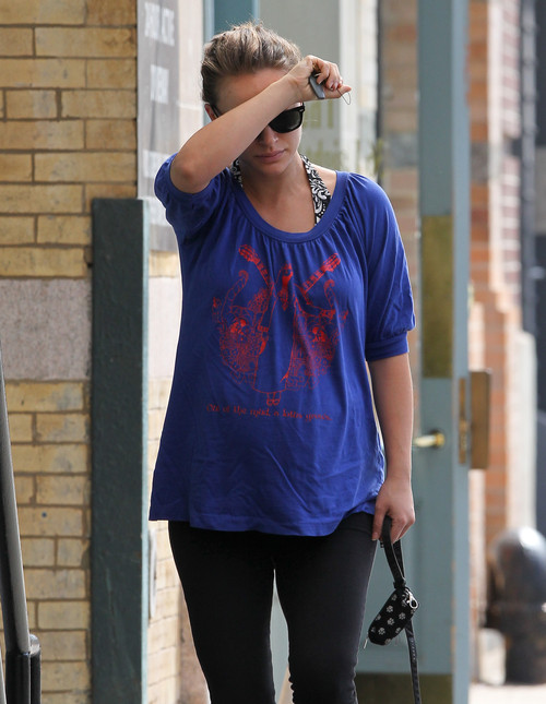 Натали Портман: беременный животик на прогулке (фото)